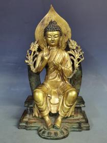 明代铜鎏金佛像 高43厘米 宽23厘米。