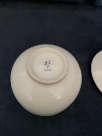 日本回流 茶具 茶道具 盖杯 第一只 青花 盖杯 底部带款 畑万 作品 名家 发色漂亮 188 第二只 彩绘 有田烧 名家 哲山作品 有内绘 120