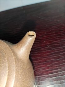 吴德盛款紫砂壶。功夫茶壶。素颜磨砂手感。非常舒适。有一点边磕碰。没有用过。完好品