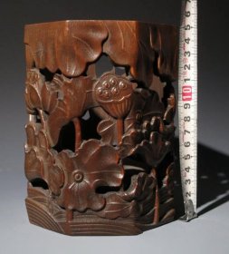 镂雕荷花莲蓬笔筒