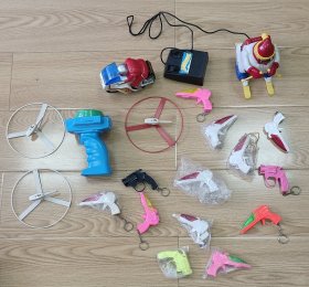 早期塑料遥控飞碟玩具3个塑料玩具枪13个塑料遥控滑雪玩具和塑料摩托赛车