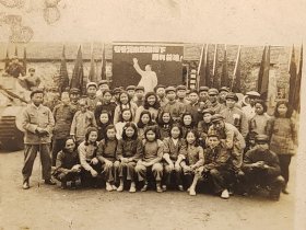 建国初期毛主席挥手雕塑前工人合影(时代特征明显)