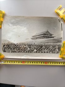 大尺寸1966年秋季天安门前手拿语录本集体大合影照片，尺寸27.6X19厘米。照片包老原版，就一张，上面没写字和年份，但是后面有“学习十六条、熟悉十六条、掌握十六条、运用十六条”标语，还有城楼上面挂灯笼，就是1966年10月份~11月份。这么大尺寸的天安门合影照片不多见，照片下面有一点裂口。请看好图片再下手