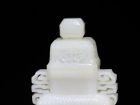 和田玉花卉瓶高21厘米.宽9.3厘米.厚4.6厘米.重568克