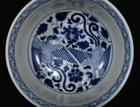 青花缠枝凤纹碗，高8.3×17.5厘米