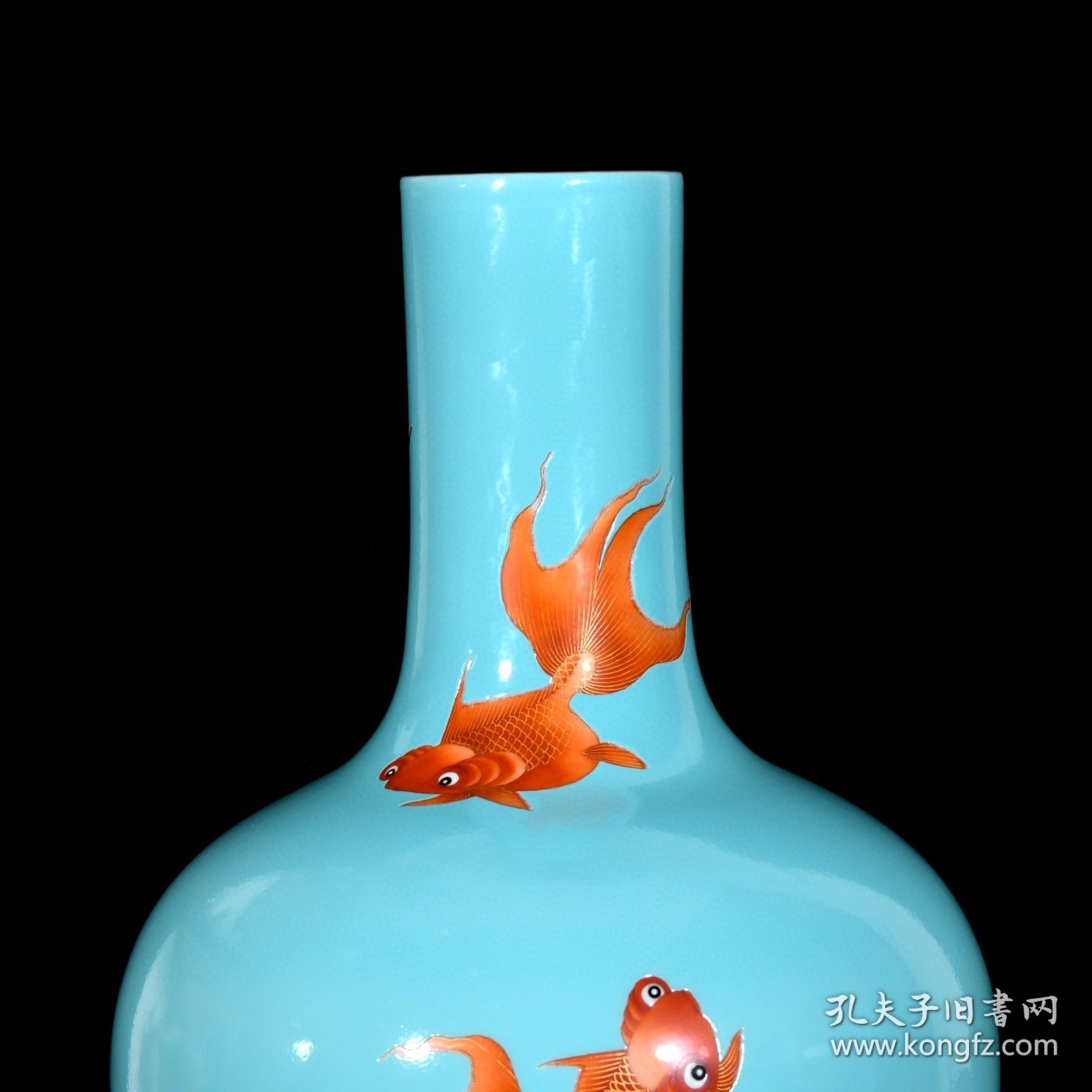 清慎德堂松石绿矾红描金金玉满堂纹天球瓶；37x25厘米