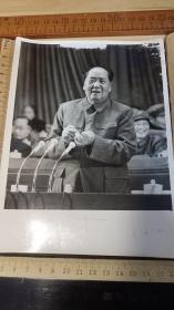 【旧时光影】毛主席在党代会上讲话，1969年拍摄 。1976年9月10日， 毛主席逝世第二天，新华社快速发布的原版照片 ，长20cm，宽15cm 。收藏真品，售出概不退换。