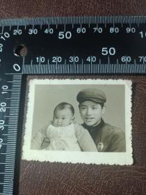 约七十年代的父子照片一张，戴毛主席像章，Z503