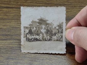 1962年佛山师专中文二（1）班全体同学于佛山市秀丽湖门前合影照片【佛山师范专科学校】