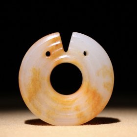 和田玉旧藏回流 精品玉玦 玉质刚性细腻油润 包浆醇厚 沁色自然 雕工精湛 品相完美 细节如图 尺寸5.4×5.4×1.3厘米 重70.8克