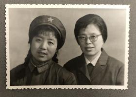 70年代女军人母女合影老照片