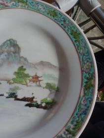 中国景德镇制D款瓷器 俗称草帽款。60年代新中国官窑瓷。纯手绘，保真。釉面有因为磕碰造成的掉釉现象，介意者勿拍。不包邮，运费到付。