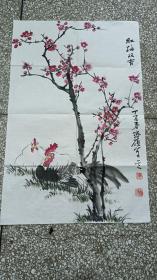 　　原作画【红梅双吉】尺寸68x45cm，宣纸绘。（江苏画家张硕，字硕奎。1947年生，江苏省沭阳县人。得齐良迟、徐静渔、于长寿诸师指导，画风劲健娟秀，典雅古朴，雅俗共赏。张硕老师现为西雅图华盛顿州中华美术家协会会员、北京齐白石艺术研究会会员，江苏省美术家协会会员，江苏省书法家协会会员）（放字画袋）