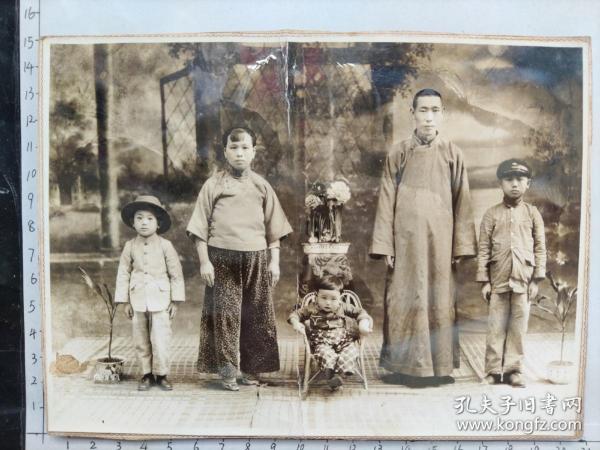 民国早期1911-1912年龙云?与阿夙夫人?一家五口合影照片带底板1.此时的龙云应该就读于云南陆军讲武堂(后附百度龙云陆军讲武堂照片)，三寸金莲的夫人穿得珠光宝气一双小脚也十分漂亮，佩戴耳环，两个手镯，很多戒指2.最右边是长子龙绳武，与网络上其晚年照片有相似性3.最左边是妾诺妞所生二子龙绳祖，中间椅子上的是三子龙绳曾4.1911-1912年年考证，因为此时妾已去世，几个孩子年龄也相符(照片装框)