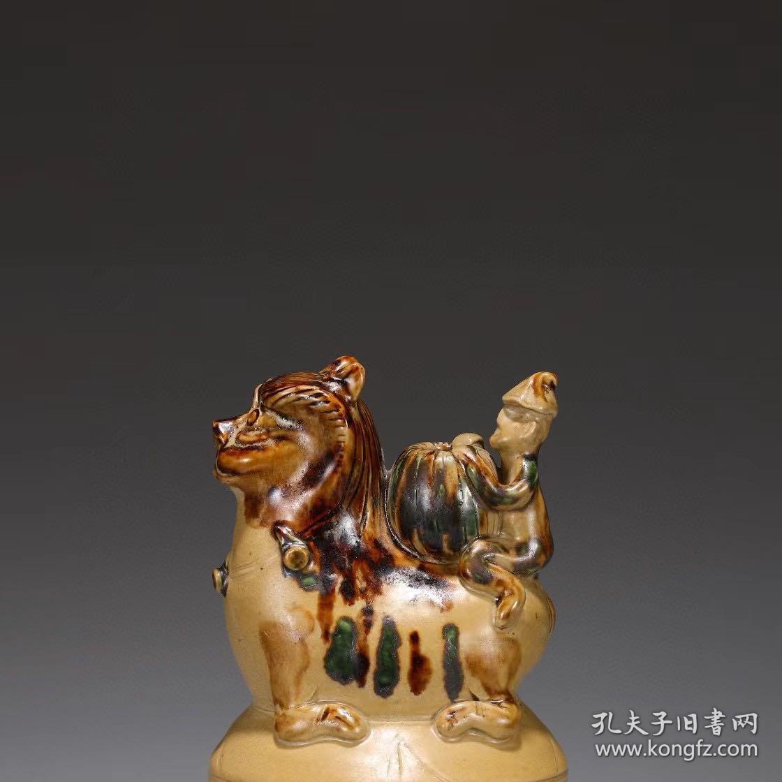 唐代 长沙窑点彩狮坐瓶 尺寸：高22.5公分 直径11.5公分