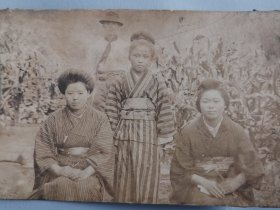 二战时期日本照片，后面男人的装扮很奇怪