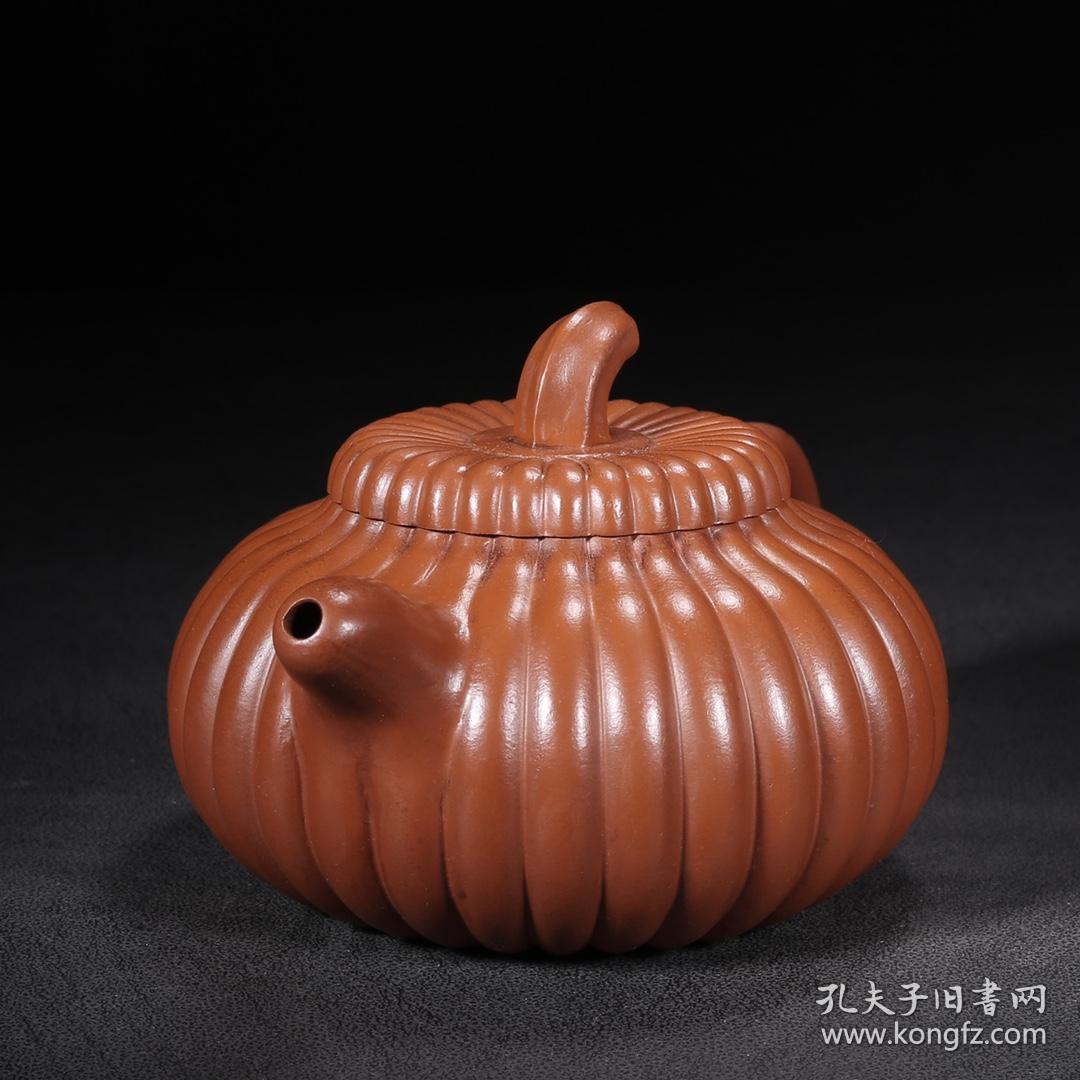 紫砂壶
品名：筋纹茄段
底款：顾景舟
尺寸：16/9cm
容量：350cc
紫砂分类：原矿朱泥
底款介绍：顾景舟（1915-1996），原名景洲。别称：曼希、瘦萍、武陵逸人、荆南山樵。自号壶叟、老萍。宜兴紫砂名艺人，中国美术家协会会员，