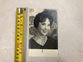 约五六十年代香港著名女影星演员 李丽华亲笔签名黑白银盐老照片 (尺寸 ; 14*8.3cm) 该照片背面盖有南国电影画报读友服务版印记