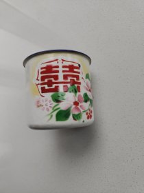 《双喜花卉》搪瓷大茶缸。口径12.7厘米，高12厘米