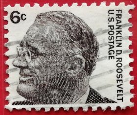 袁袁收藏美国邮票 1965-1978年 1966年 磷光 著名美国人 杰出美国人 罗斯福 21-8 信销 （1882年1月30日-1945年4月12日） 美国第32任总统(1933-1945)，美国历史上首位连任四届（病逝于第四届任期）的总统。罗斯福是第二次世界大战期间反法西斯同盟阵营的领导人之一，也是美国历史上在任时间最长的总统，其任内设立的一些制度保留。他曾多次被评为美国最佳总统。