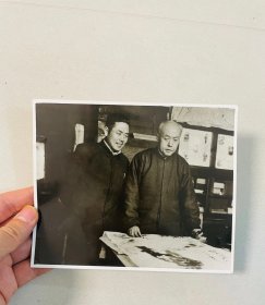 著名画家东方人旧藏，60年代与大师李苦禅老照片，包老保真，画面为李苦禅先生在作画，原照片仅此一张。