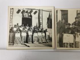 1952年手持爱国公约奖状和锦旗的安徽省农业劳动模范原版老照片三种（210703）