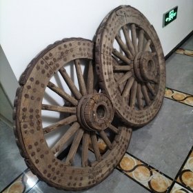 古代的大木车轱辘是工厂矿山商场饭店必备的趋吉。。。的
