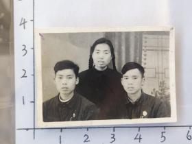 1960年粗辫子美女与两帅哥佩戴徽章合影照片(杨庆云相册)