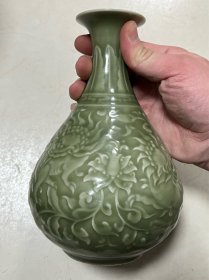 雕刻瓷花瓶