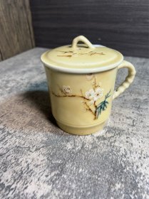 70年代，黄釉堆白梅花茶杯一只，磕