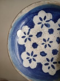 青花留白梅花民国老碟子 直径12.5 开片口沿有爆釉 图八九箭头处是相同位置 背面开片线没有透到正面