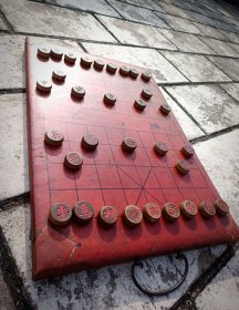 清代棋盘 老象棋盘 老摆件民俗怀旧老物件民宿用品空间摆设 品相如图实物拍摄不议价请直接拍 真皮盘是清代的，棋谱是后画的，象棋是送的 全世界独一无二的棋盘相当有个性，尺寸尾图可见