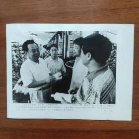 1996年，安徽凤阳县委书记吴庭美，在企业调研