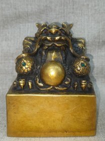 Y珍藏木盒内装铜鎏金印章一件，尺寸细节如图所示，印章重约：2.48公斤