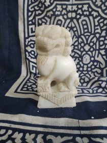 民国汉白玉案头狮石狮子，品相如图头部后面有一处轻微小磕，玉质细腻 器型端正。
