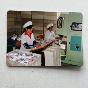 老相片，原呼和浩特市糖厂小袋包装车间一角女职工在包装小袋《大青山棉白糖》。