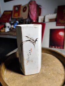六十年代潮汕瓷釉下兰花六角文房笔筒
