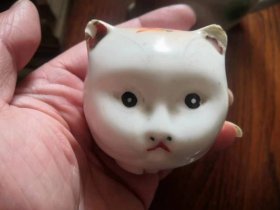 老的五六七瓷小猫酒壶一把，品相如图，猫头有磕碰（图片拍的清楚），十分怀旧