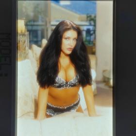 《比基尼美女模特X04580》彩色反转片幻灯片底片1张，保存极好，色彩艳丽，模特为:Ria Armas  ，塑料边框带喷码，尺寸5×5厘米。