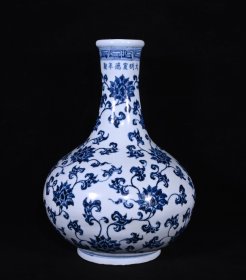 大明宣德青花缠枝花卉纹赏瓶，高30.5×21厘米