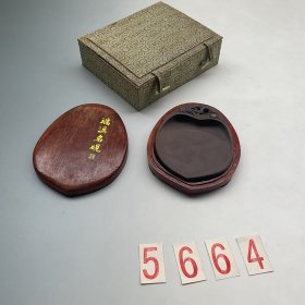5664 约八 九十年代《千年寿桃纹旧砚台》带天然石眼 尺寸15x11.7x1.8cm 刻工精美
