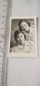 少见1945年二位美女学生原版老照片，胸带校徽