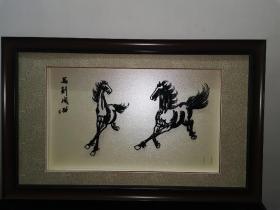 铁画：马到成功（已经装裱。铁画工艺综合了古代金银空花的焊接技术，吸取了剪纸、木刻、砖雕的长处，融合了国画的笔意和章法，画面明暗对比鲜明，立体感强，在古代工艺美术品中独树一帜。是我国工艺美术宝库中的一颗明珠。现陈列在北京人民大会堂中的巨幅铁画《迎客松》和毛主席纪念堂内的《长征》诗词巨型铁画是我国当代铁画工艺的杰作。）