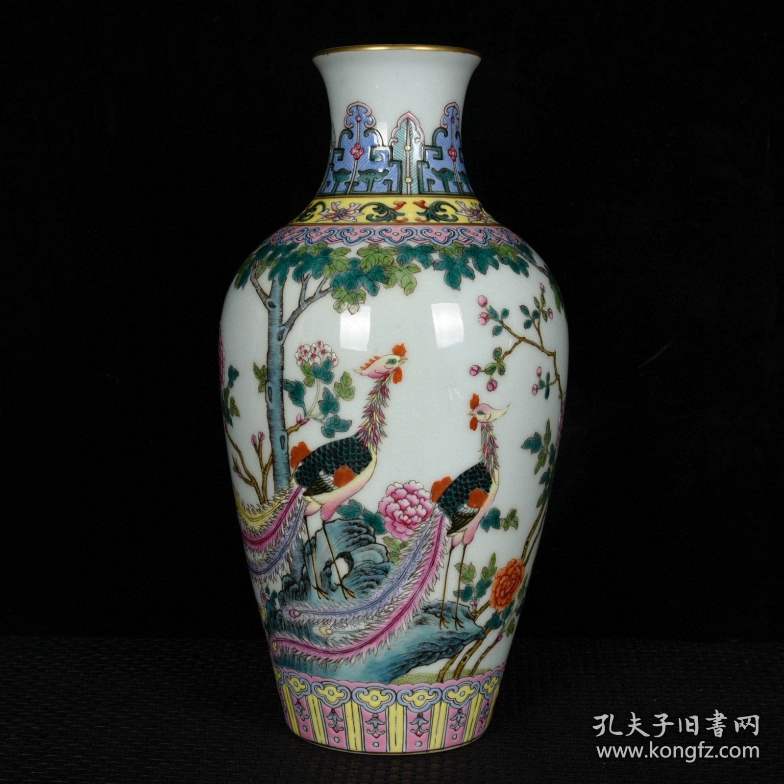 清乾隆珐琅彩描金凤凰戏牡丹纹花瓶 高22.5厘米 直径11.5厘米