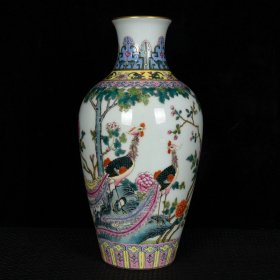 清乾隆珐琅彩描金凤凰戏牡丹纹花瓶 高22.5厘米 直径11.5厘米
