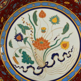 明宣德红釉五彩描金一束莲纹菱口折沿盘5*40厘米