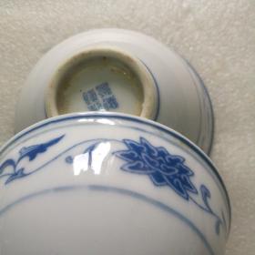 两个景德镇底款的瓷碗（有一个有老冲，釉色很像醴陵青花瓷的颜色）