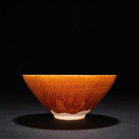 唐三彩跳刀纹梅花斗笠碗
高8厘米      宽17厘米