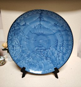 肥前哲三郎窑 。山水风景， 浮雕， 经典画片大赏盘 。全品，盘内有运损磨痕如图。介意勿拍。 直径28厘米，高度4.5厘米。