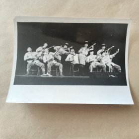 60年代黑白照片，民族乐器表演【23】